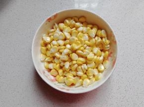 掰成玉米粒备用；