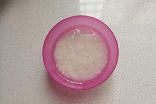 糯米提前用清水浸泡几个小时；
