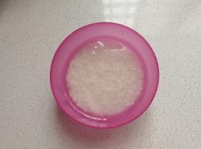 糯米提前用清水浸泡几个小时；