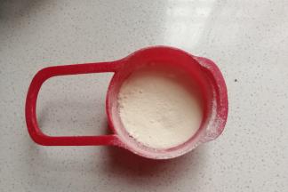 然后称好全脂奶粉备用；