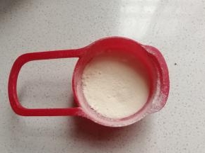 然后称好全脂奶粉备用；