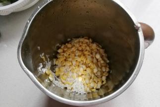泡好的糯米和玉米粒放入豆浆机中；