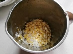 泡好的糯米和玉米粒放入豆浆机中；