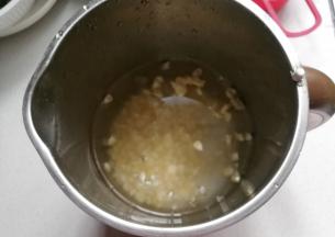 加入适量清水，水位达上限即可；