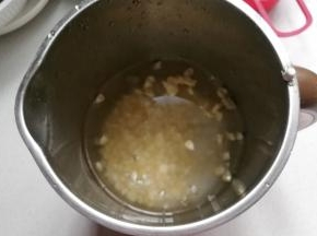 加入适量清水，水位达上限即可；