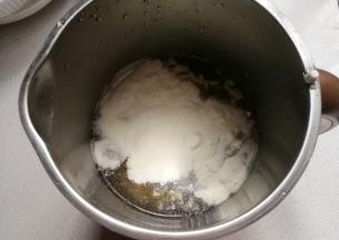 再倒入奶粉，用筷子搅拌几下；