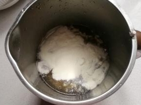 再倒入奶粉，用筷子搅拌几下；