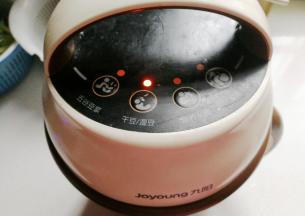 然后启动豆浆机豆浆功能键；