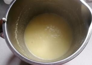 打好的玉米汁趁热加入适量白糖或蜂蜜即好！