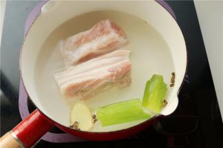五花肉冷水入锅，加葱段姜片和花椒，煮20分钟至熟透。