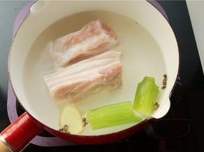五花肉冷水入锅，加葱段姜片和花椒，煮20分钟至熟透。