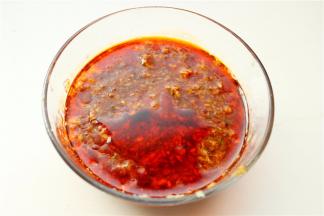 拌好的料汁，是不是很诱人呢。