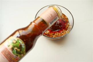 再加一些蚝油，这个是进口的蒜香蚝油，和这个菜很配。