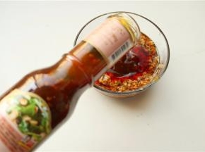 再加一些蚝油，这个是进口的蒜香蚝油，和这个菜很配。