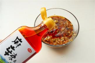 加入麻辣油以及别的调料。
