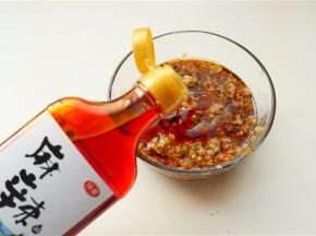 加入麻辣油以及别的调料。