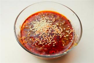 再撒一些熟芝麻。