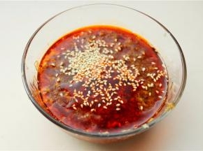 再撒一些熟芝麻。