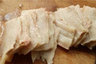 煮好的肉，切均匀的薄片。