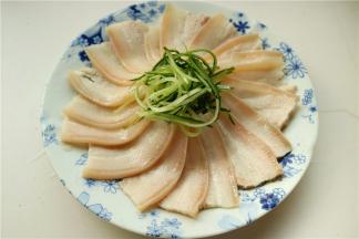 摆上切好的肉片。