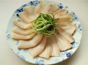 摆上切好的肉片。