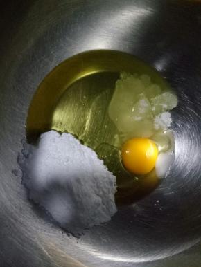 将除低粉以外的材料全部放入打蛋盆