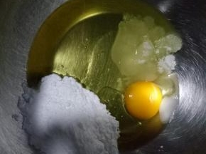 将除低粉以外的材料全部放入打蛋盆