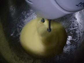 用电动打蛋器打发