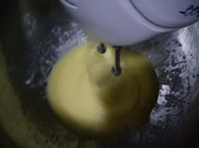用电动打蛋器打发