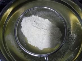 筛入低筋面粉