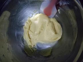 用刮刀搅拌到无干粉状态