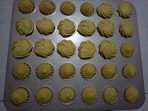 挤到烤盘上（我用的学厨的30连马卡龙烤盘）