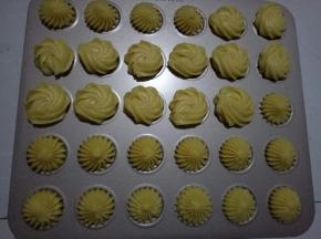 挤到烤盘上（我用的学厨的30连马卡龙烤盘）