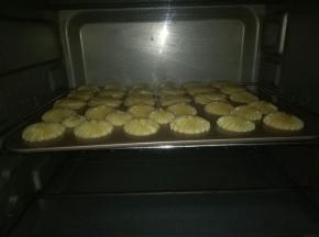 放入烤箱中层180度，烤20分钟，最后几分钟注意上色状态