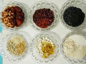 准备材料，提前一晚上泡好豆类，米可以不用提前泡。