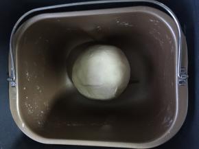 手怕沾抹上一层玉米油，将揉好面团取出整形揉成圆团 