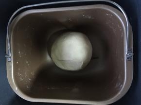 手怕沾抹上一层玉米油，将揉好面团取出整形揉成圆团 