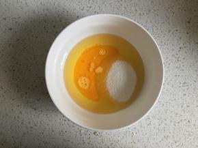 玉米油内倒入蛋液、细砂糖