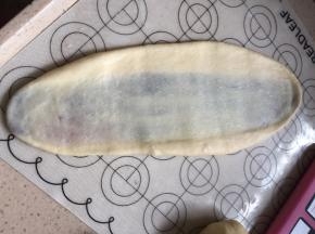 接着将面团用擀面杖擀至长舌状