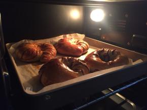 烤箱预热150度20分钟，烤好后面包趁热吃