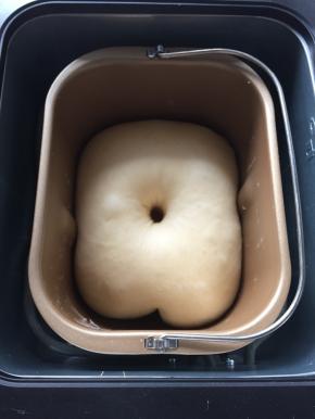 手沾面粉戳一下面团，若不回缩即是发酵好了