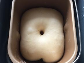 手沾面粉戳一下面团，若不回缩即是发酵好了