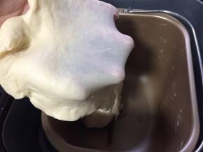 放入黄油揉至二十分钟至轻拉能出手套膜即可