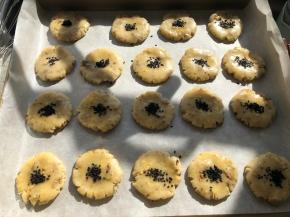 刷上一层全蛋液，在中间撒上黑芝麻即可，烤箱提前预热180度，上下火，烤20分钟