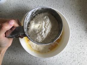 筛入低筋面粉和泡打粉、小苏打的混合粉类