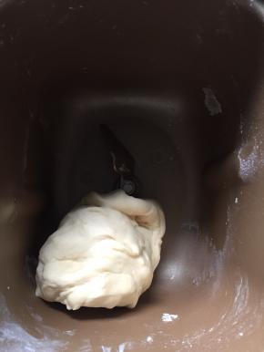 开启面包机搅拌均匀，揉至光滑面团