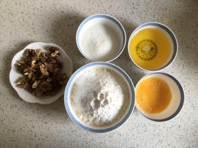 准备好所有材料，提前把泡打粉、小苏打倒入低筋面粉内，搅拌均匀