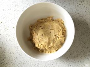 先用刮刀翻拌，然后带上一次性手套揉捏匀即可，不要过度揉