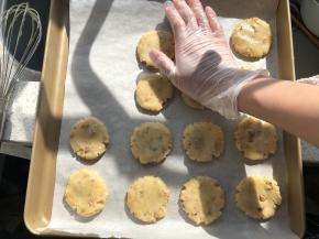 把面团分为23g左右一个的小面团，揉圆，放在烤盘上按压扁