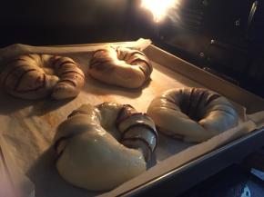 二次发酵至面包原来的两倍大，刷上蛋液